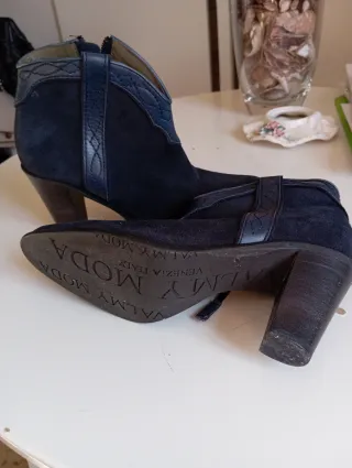 Botines de señora azul ante