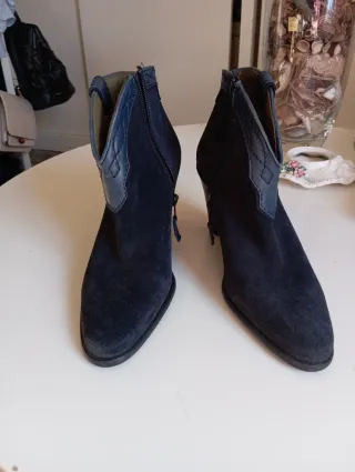 Botines de señora azul ante
