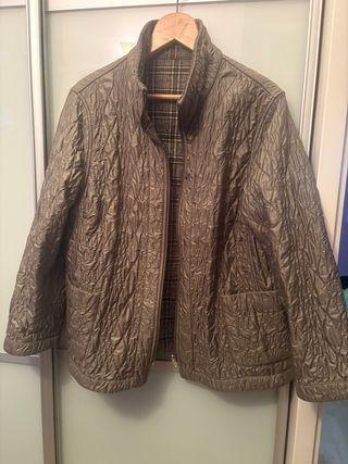 Chaqueta reversible verde y estampado