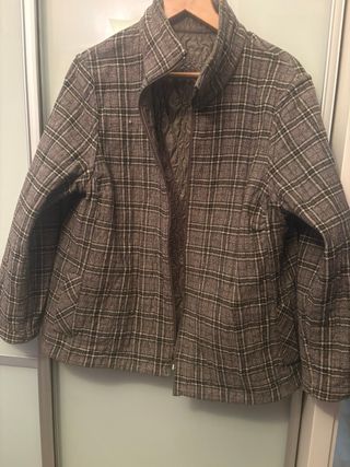 Chaqueta reversible verde y estampado