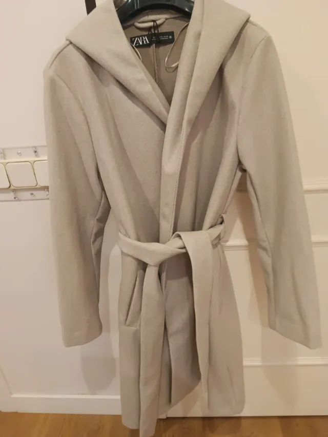 Abrigo Zara Beige con Capucha y Cinturón