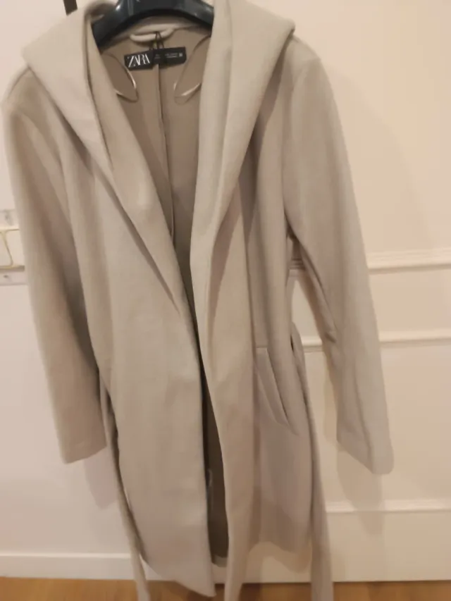 Abrigo Zara Beige con Capucha y Cinturón