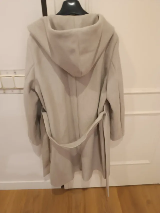 Abrigo Zara Beige con Capucha y Cinturón