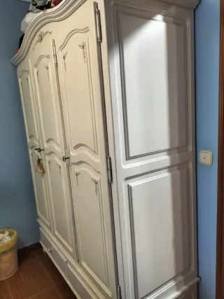 Armario blanco de madera con detalles florales