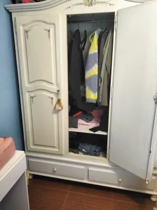 Armario blanco de madera con detalles florales