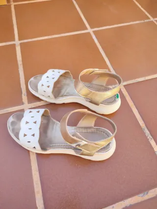 Sandalias doradas y blancas verano