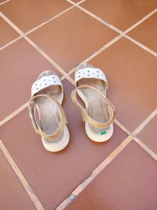 Sandalias doradas y blancas verano