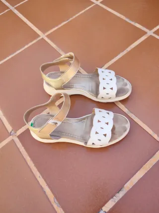 Sandalias doradas y blancas verano