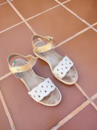 Sandalias doradas y blancas verano