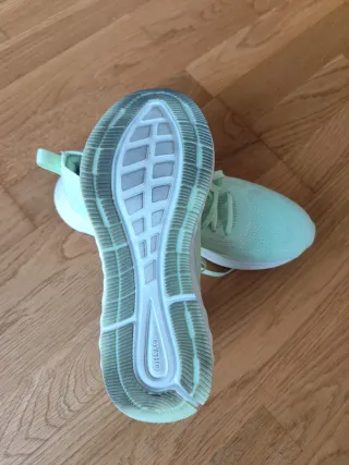 Deportivas verdes muy cómodas