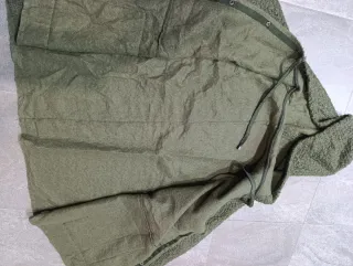 Chaqueta verde con capucha