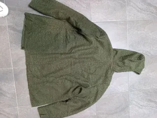 Chaqueta verde con capucha