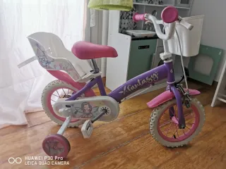 Bicicleta infantil morada con ruedines