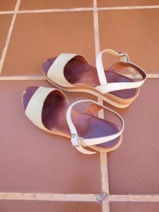 Sandalias de verano beige y blancas