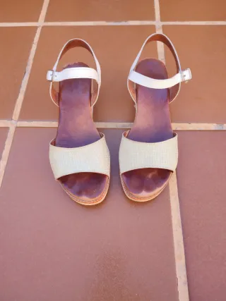 Sandalias de verano beige y blancas