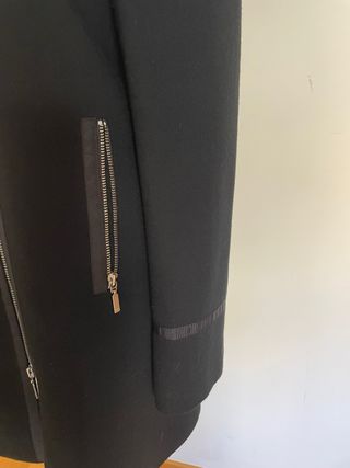 Chaqueta negra cuello chimenea