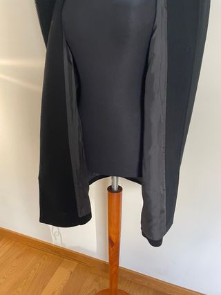 Chaqueta negra cuello chimenea