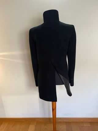 Chaqueta negra cuello chimenea