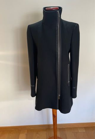 Chaqueta negra cuello chimenea