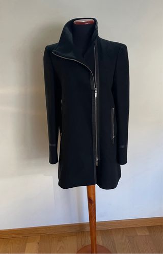 Chaqueta negra cuello chimenea