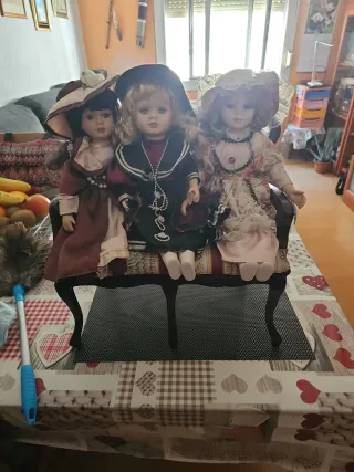Trio Muñecas Porcelana Antiguas Sillón