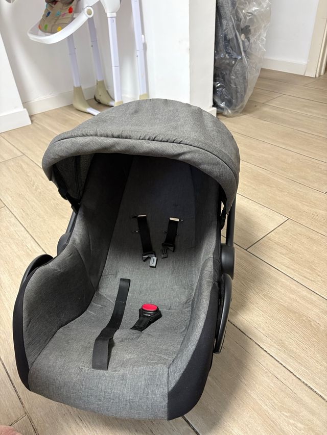 Sillita de bebé gris