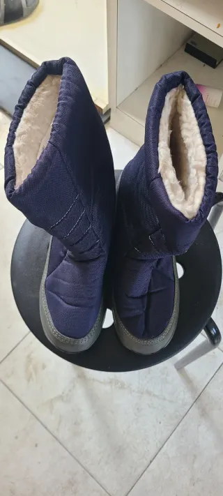 Botas de nieve azules y grises