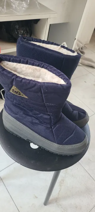 Botas de nieve azules y grises