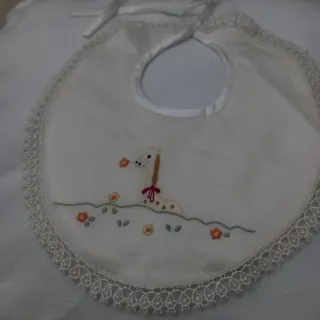 Bavaglino panna ricamo giraffa fatto a mano