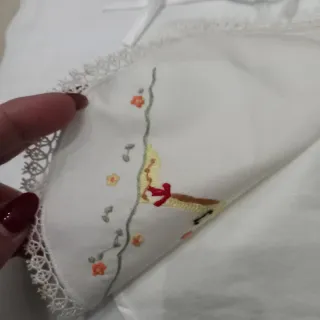 Bavaglino panna ricamo giraffa fatto a mano