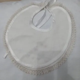 Bavaglino panna ricamo giraffa fatto a mano