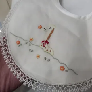 Bavaglino panna ricamo giraffa fatto a mano