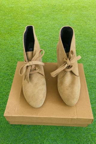 Stivaletti beige in pelle scamosciata con lacci taglia 40