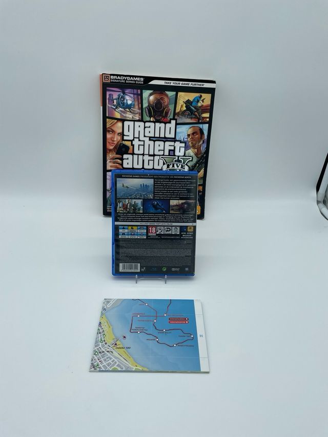 Grand Theft Auto V PS4 + Guida BradyGames