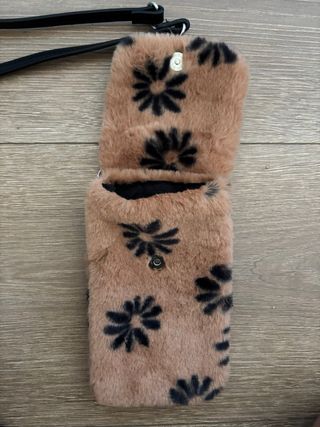 Porta móvil peluche Stradivarius flores