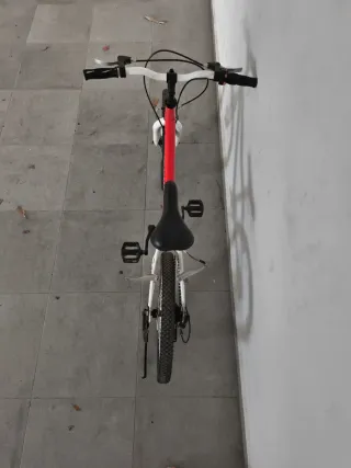 Bicicleta infantil roja