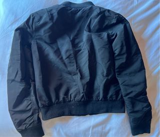 Chaqueta bomber negra Stradivarius