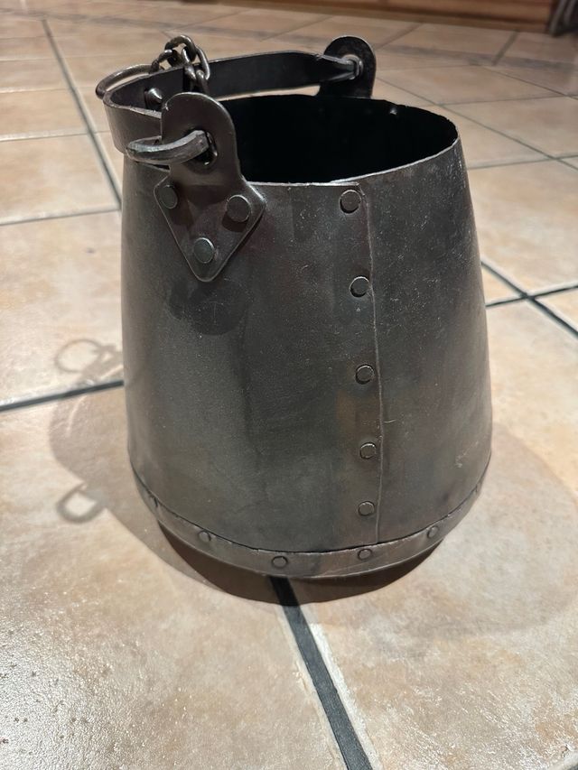 Cubo rústico de metal con cadena