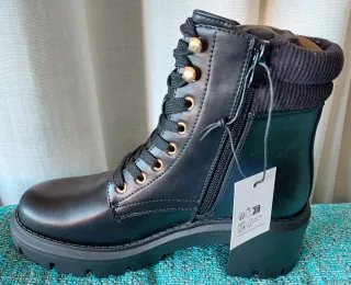 BOTINES CON LA ETIQUETA PUESTA