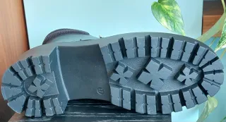 BOTINES CON LA ETIQUETA PUESTA