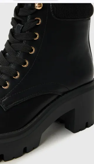 BOTINES CON LA ETIQUETA PUESTA