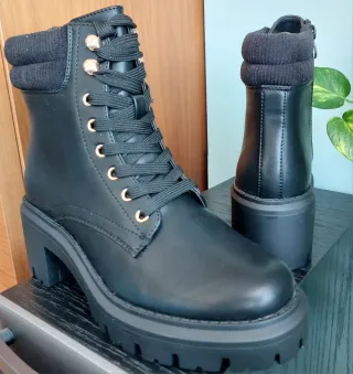 BOTINES CON LA ETIQUETA PUESTA