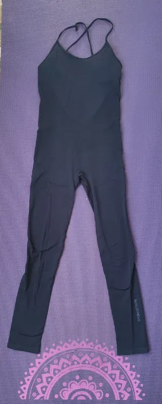 Mono deportivo negro mujer