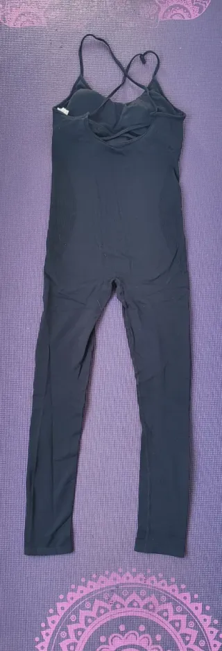 Mono deportivo negro mujer