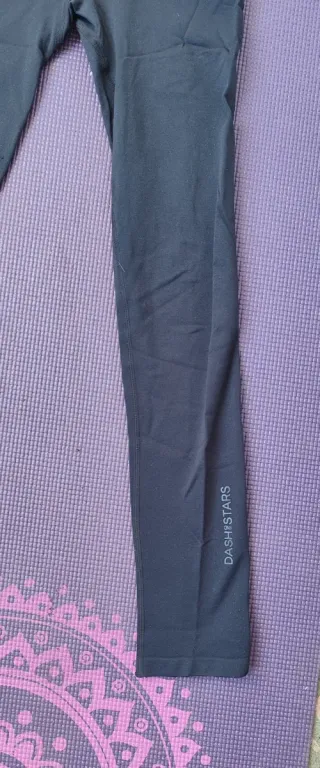 Mono deportivo negro mujer