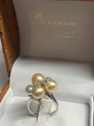 Anello in oro bianco 18 kt con vere perle naturali