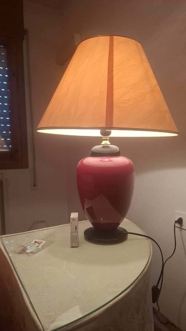 Lampada da tavolo in porcellana rossa