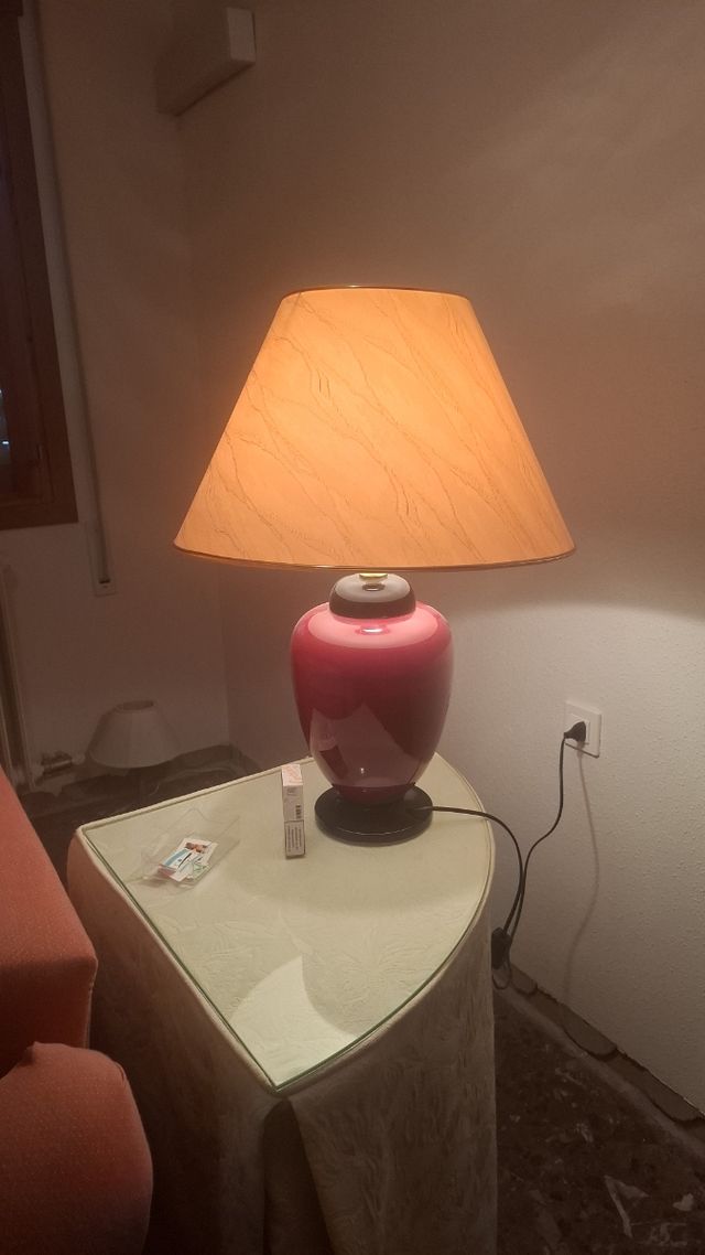 Lampada da tavolo in porcellana rossa