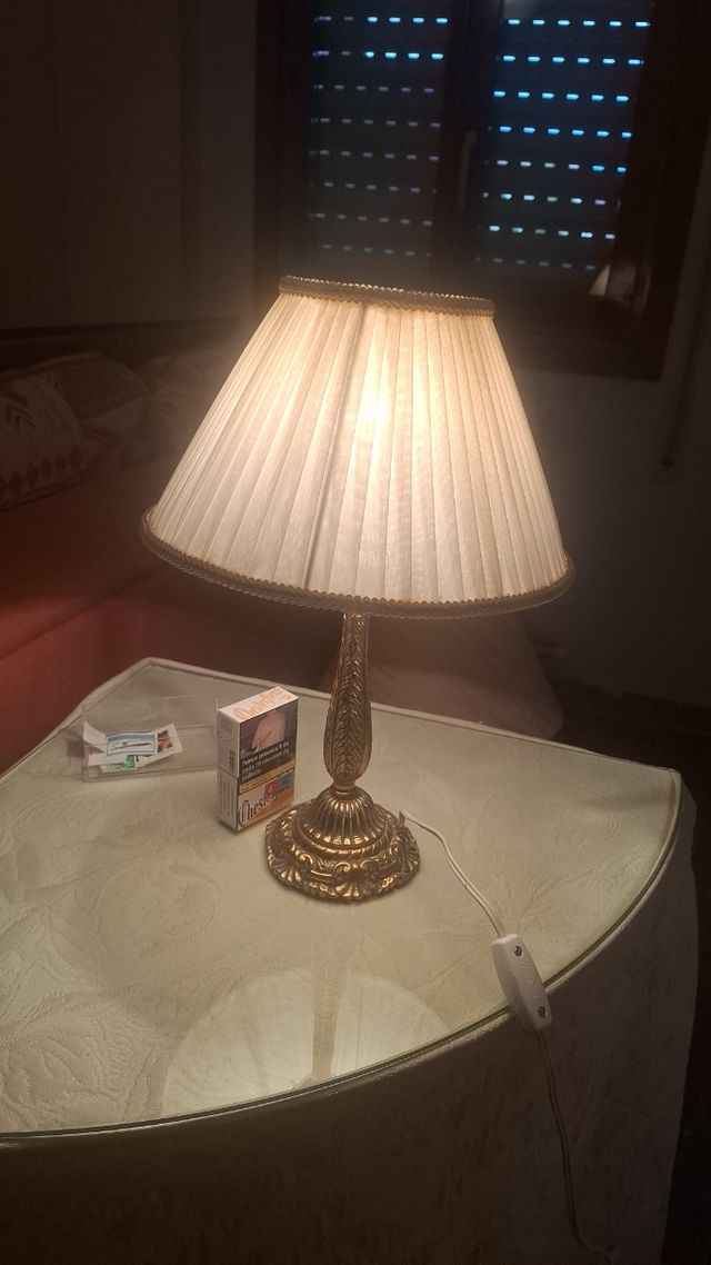 Lampada da tavolo in porcellana rossa