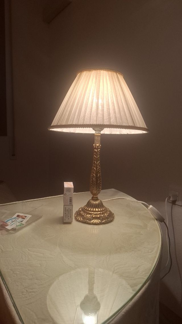 Lampada da tavolo in porcellana rossa